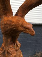 Adelaar - vleugels omhoog - stenen beeld - 60 cm - oxide